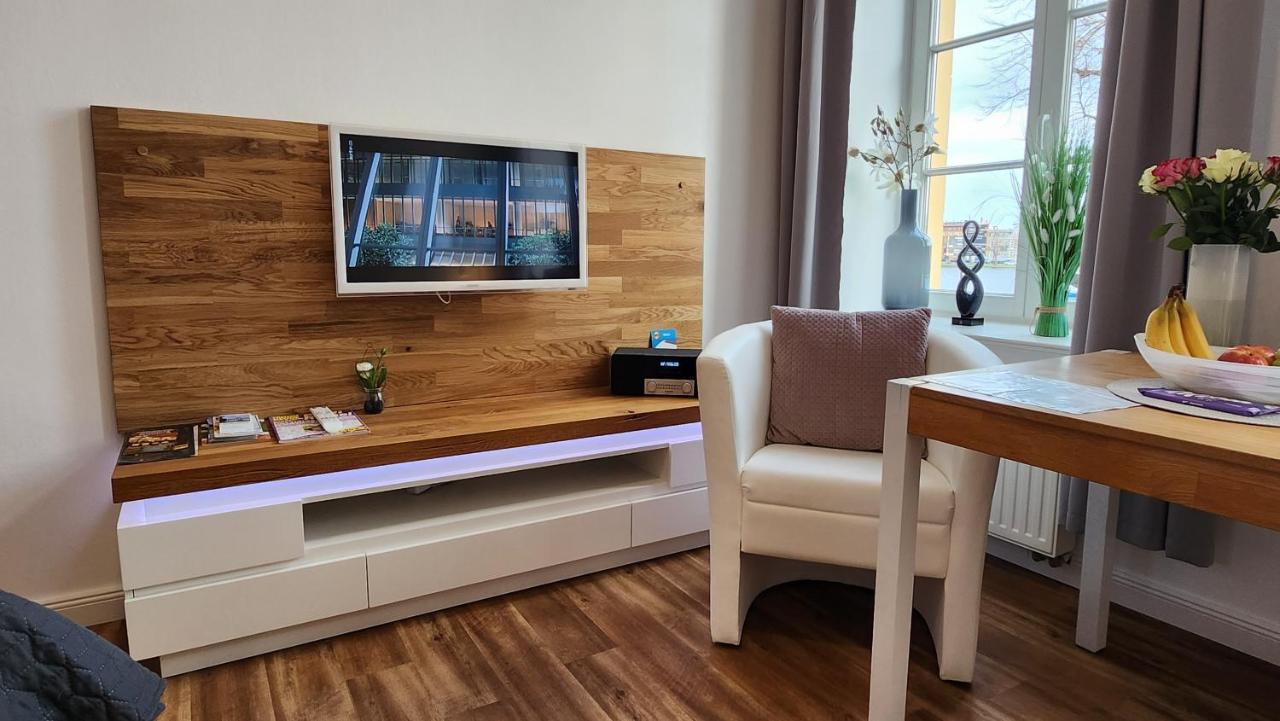 Das Ferienapartment Alexandrine Direkt Am Pfaffenteich Mit Eigenem Parkplatz Schwerin  Exterior photo